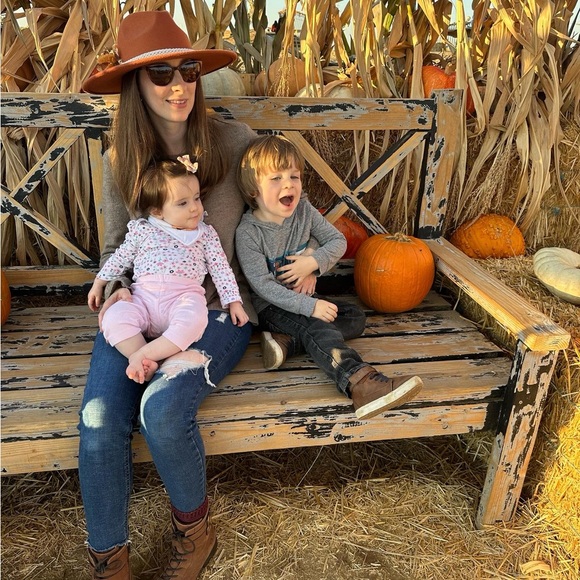 Meet your Posher, Jessica - Picture 2 of 2